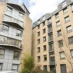 Altido Alluring 3Br Apt Near The Centre With Parking