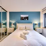Altido Alluring 3Br Apt Near The Centre With Parking